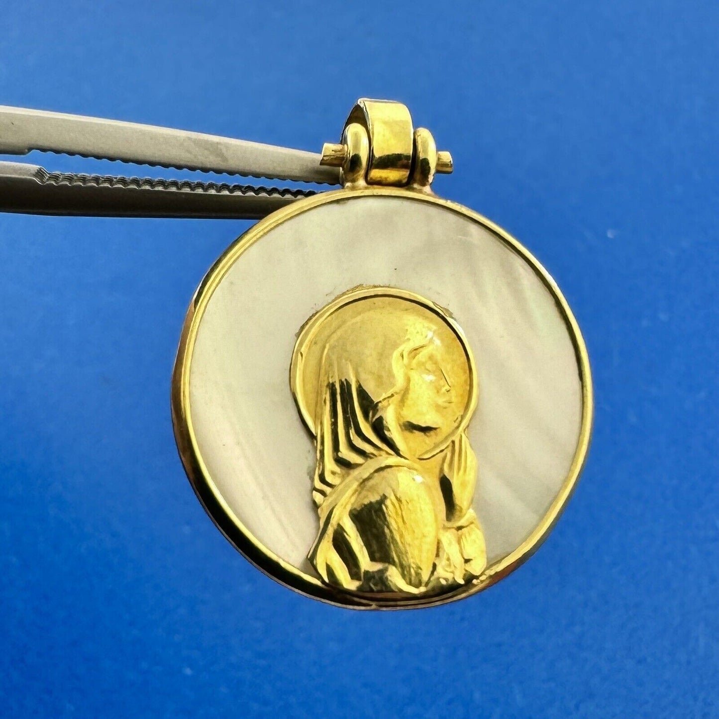 Vintage 14K Yellow Gold Mother Of Pearl Praying Girl Mary Round Pendant