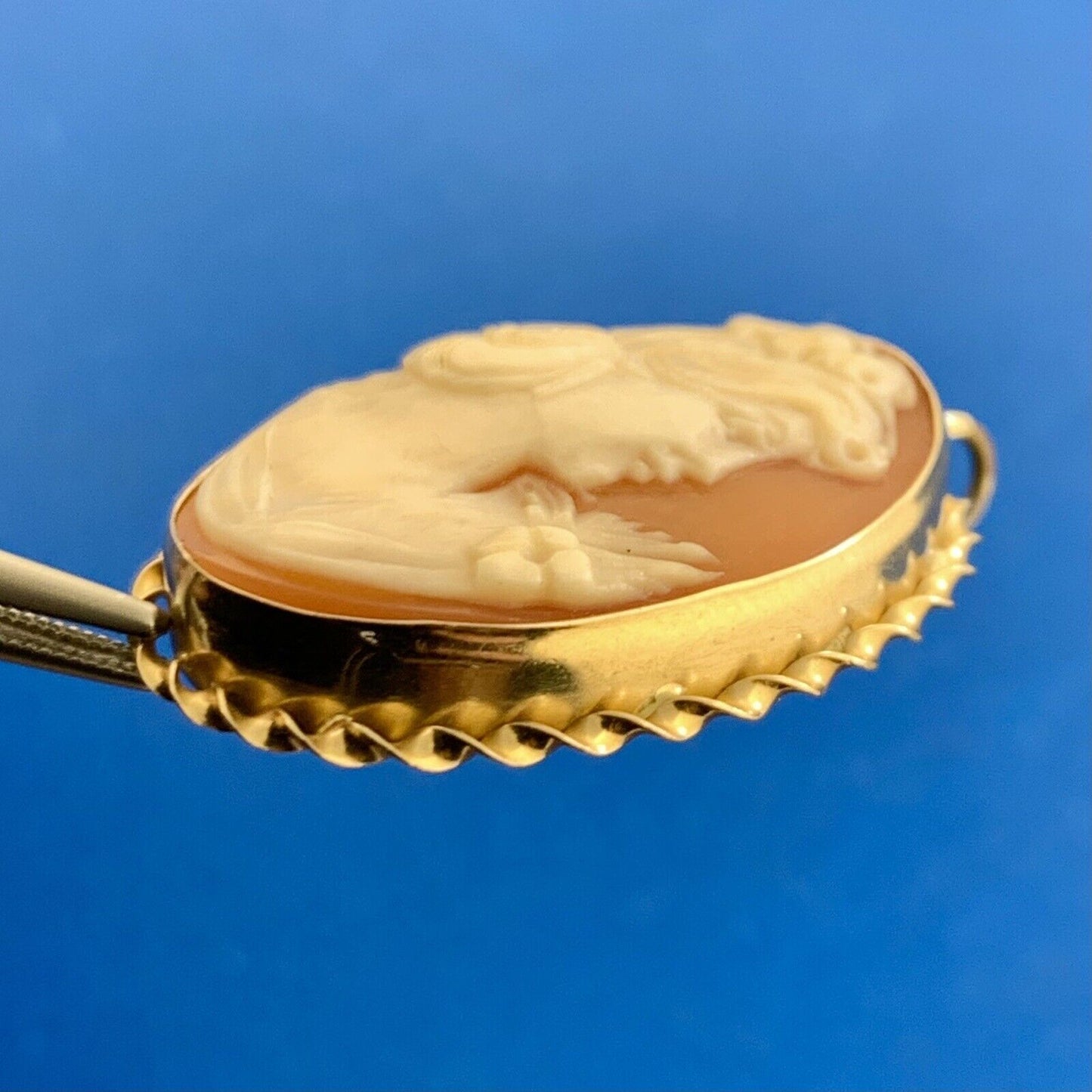 Vintage 14K Yellow Gold Carved Cameo Oval Ribbed Statement Pendant