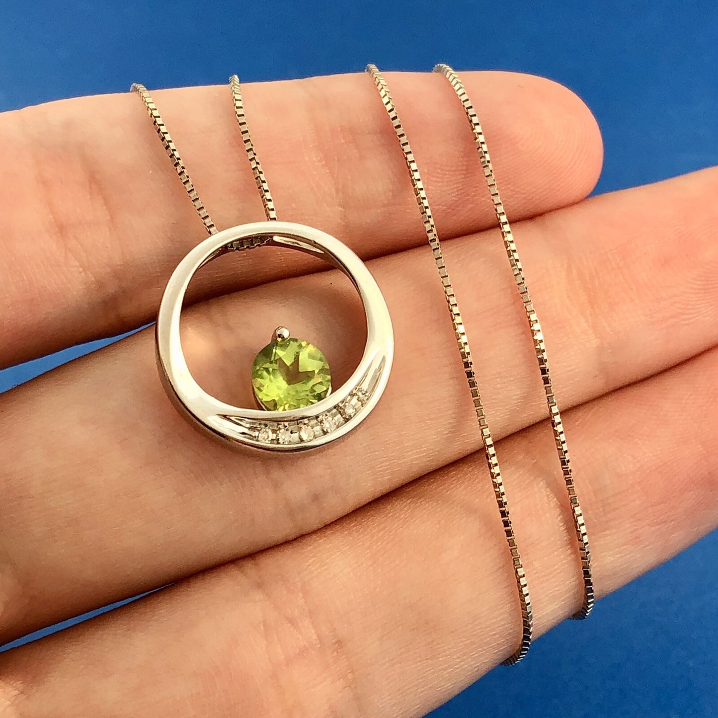 Stunning 10k White Gold Round .84ct Peridot Diamond August Pendant Necklace