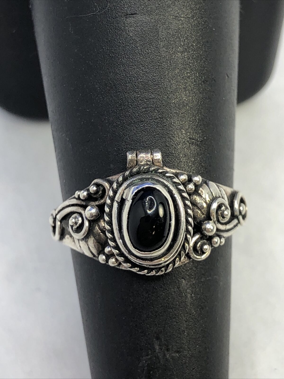 Vintage 925 Sterling Silver Oval Black Onyx Scroll Snuff Pill Box Size 6.5 Ring