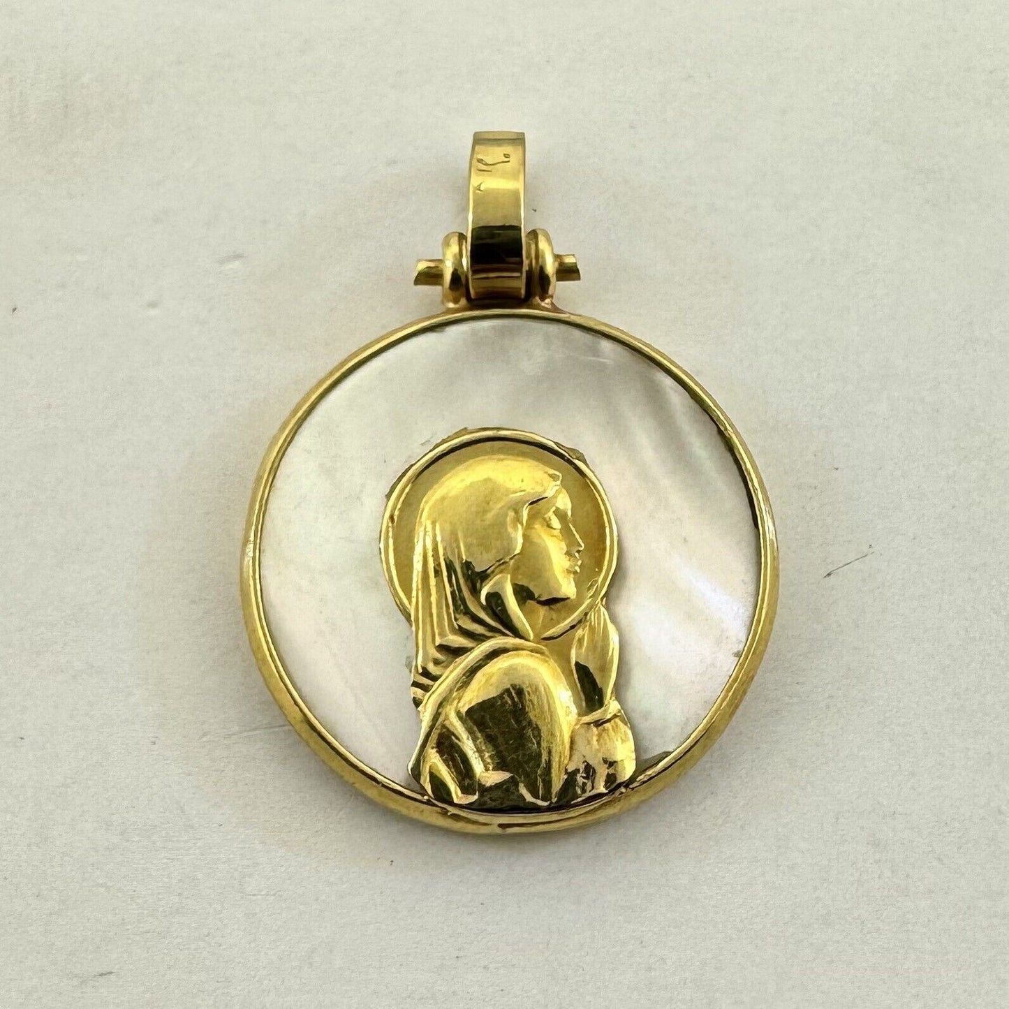 Vintage 14K Yellow Gold Mother Of Pearl Praying Girl Mary Round Pendant