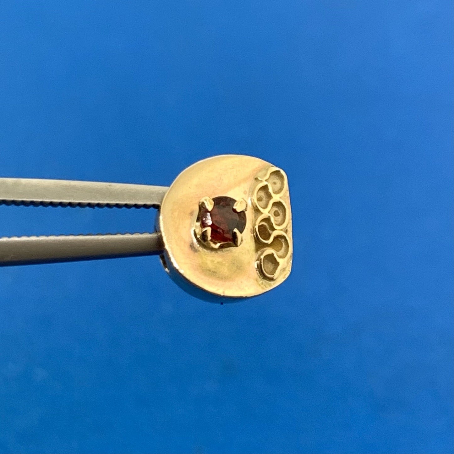 Vintage 10K Yellow Gold Round Garnet Textered Slide Bracelet Charm