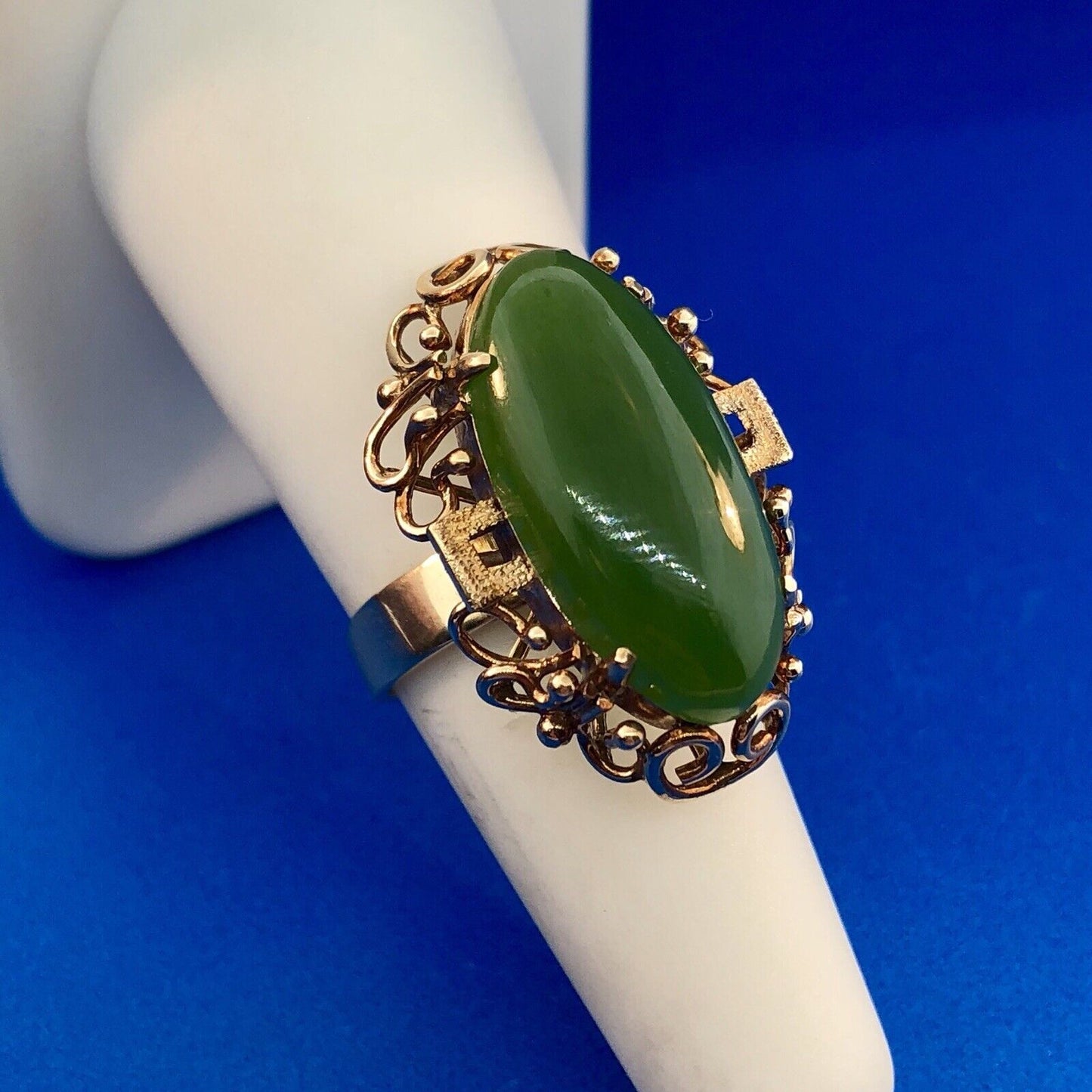 Vintage 18K Yellow Gold Oval Jade Cabochon Statement Cocktail Occasion Ring