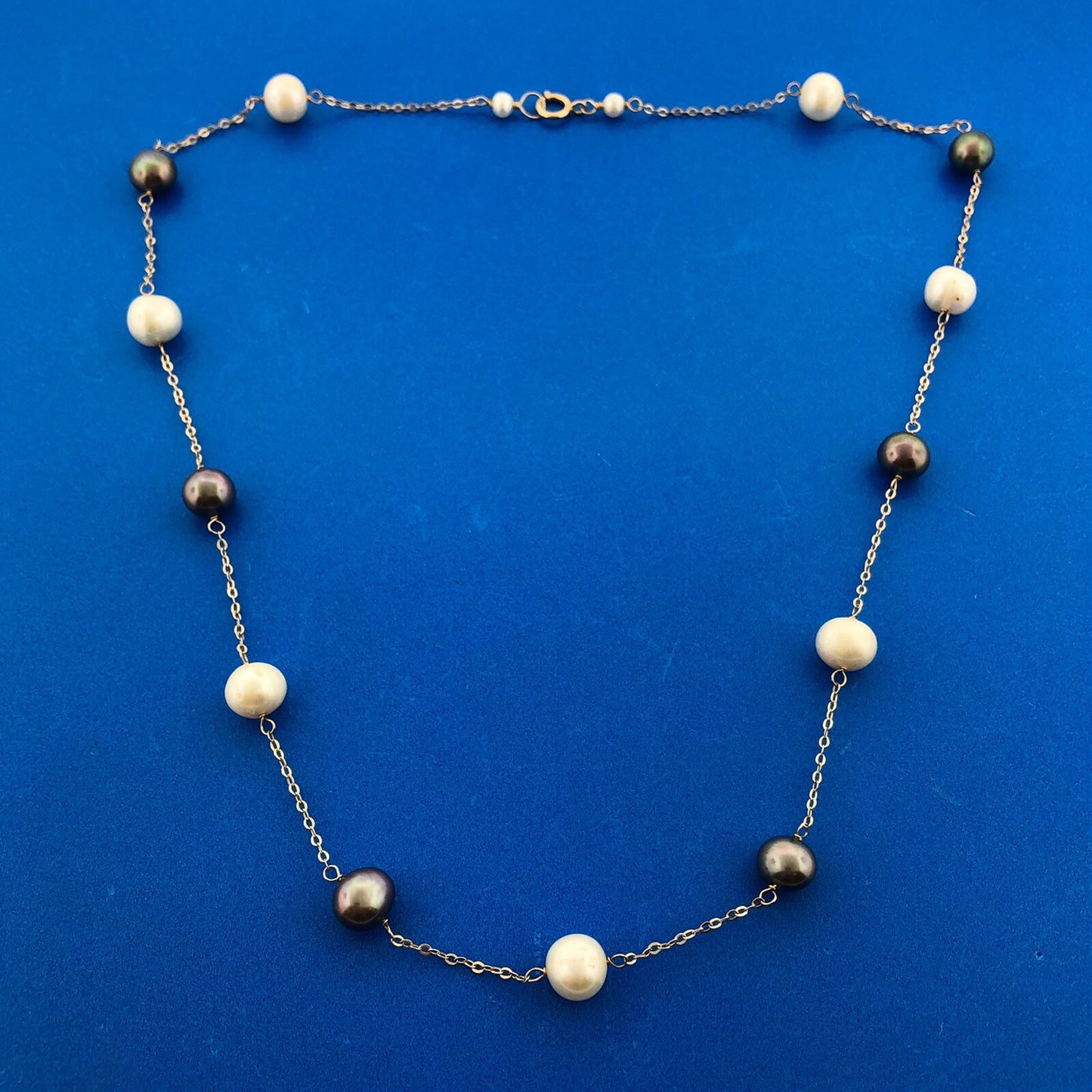 Designer 14K Yellow Gold Black And White Pearl Station Oval Link Necklace