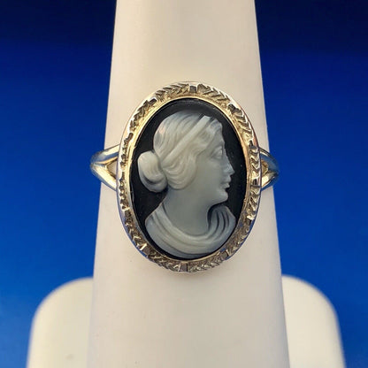 Victorian Edwardian 10K Yellow Gold Oval Black White Onyx Carved Cameo Ring