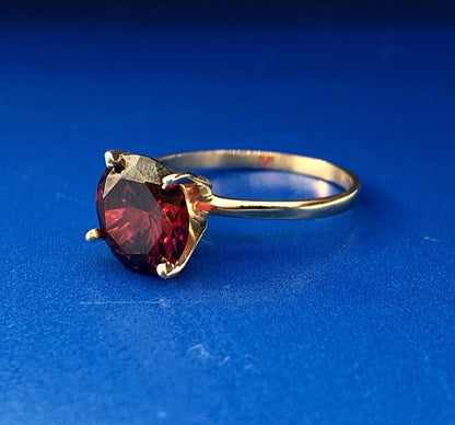 Vintage Designer 14K Yellow Gold Round Red Quartz Solitaire January Ring