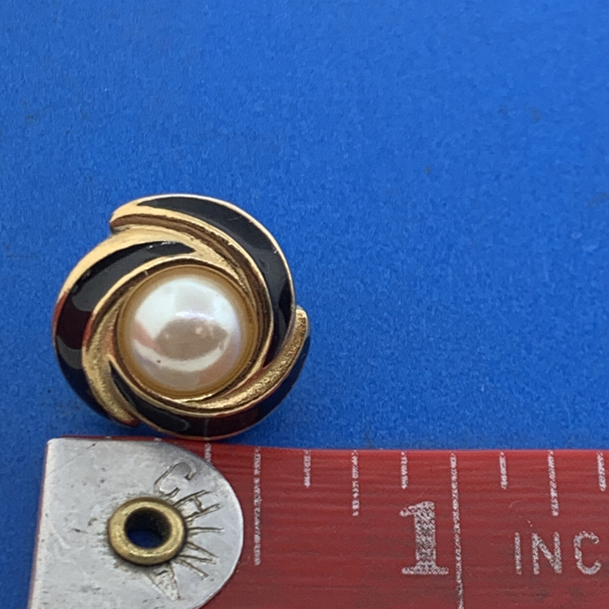 Richelieu Retro Faux Pearl Black Enamel Gold Tone Statement Stud Earrings