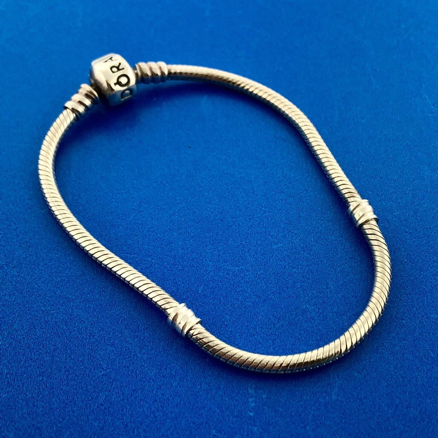 Authentic PANDORA Moments 590702 Sterling Silver Iconic Barrel Charm Bracelet