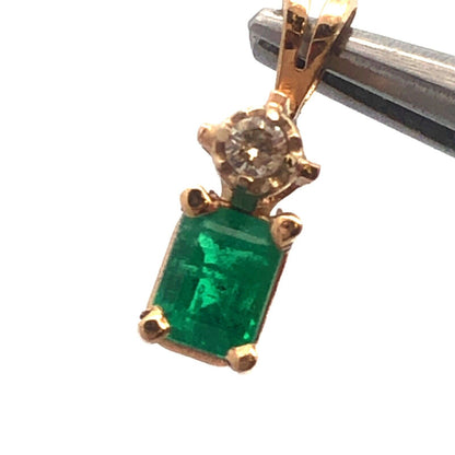 Estate 14K Yellow Gold Emerald Cut Emerald Round Diamond Charm Pendant