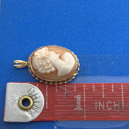 Vintage Designer 14K Yellow Gold Oval Cameo Pendant