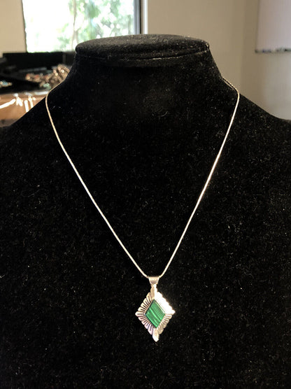 Native American QT 925 Sterling Silver Green Malachite Pendant Necklace