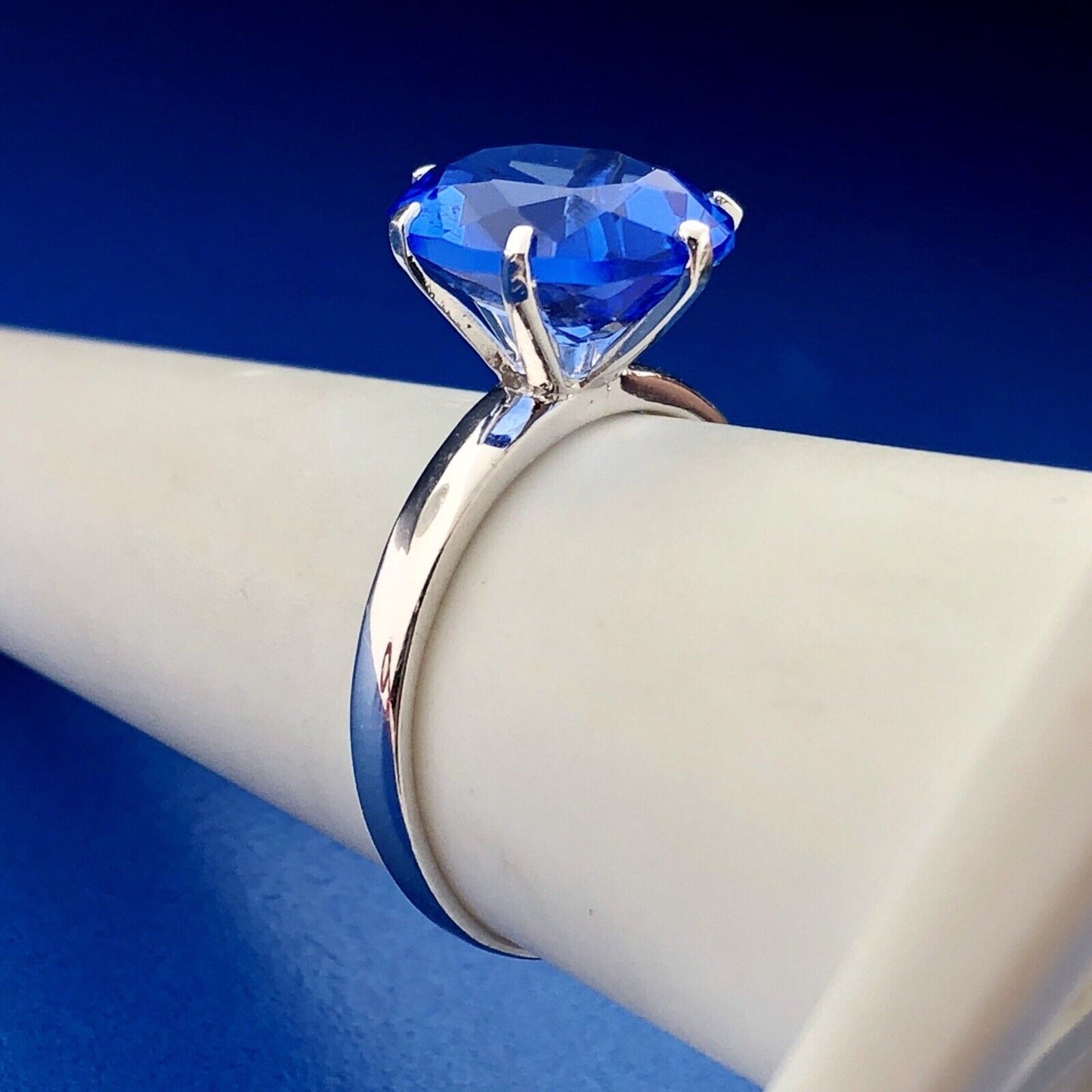 Stunning 925 Sterling Silver Oval Blue Cubic Zircoina CZ Solitaire Cocktail Ring