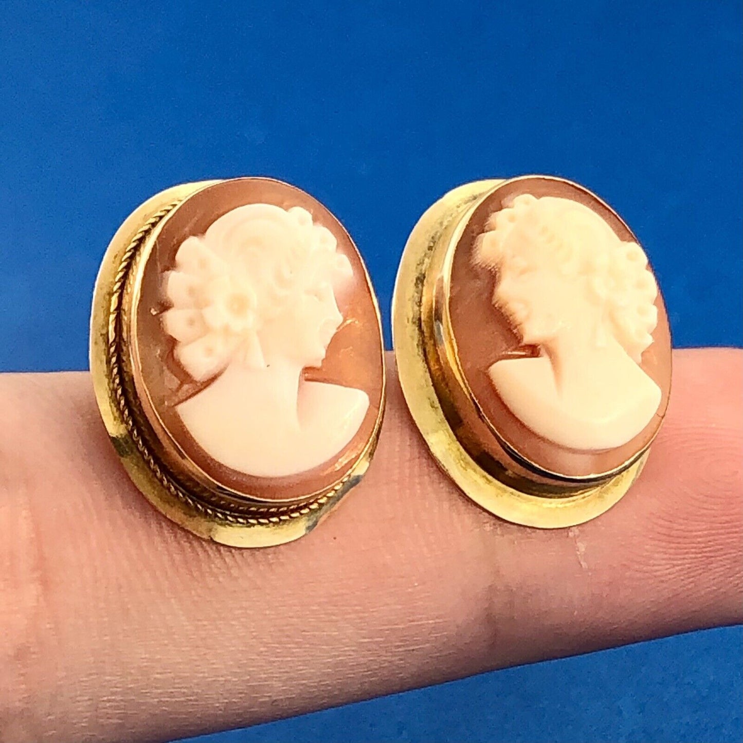 Victorian Edwardian Napoli Italy 18K Yellow Gold Oval Carved Cameo Stud Earrings