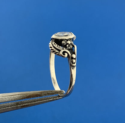 Stunning Sterling Silver 925 Oval Cut Sparkling White CZ Size 4 Floral Ring