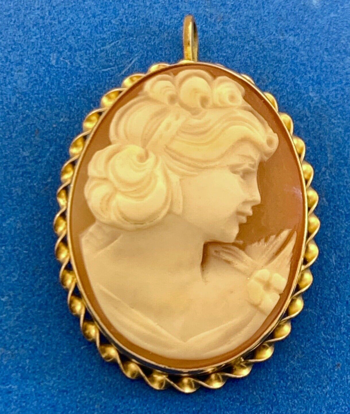 Vintage 14K Yellow Gold Carved Cameo Oval Ribbed Statement Pendant