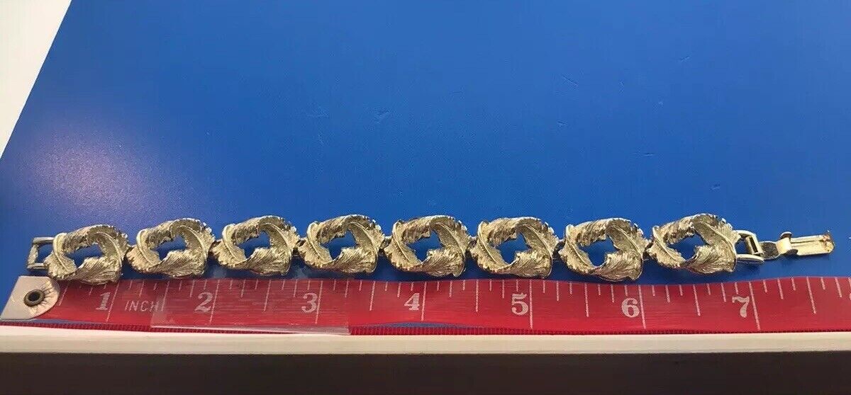 Retro Gold Tone Leaf Ribbon Wreath Circle Chunky Panel Link Bracelet