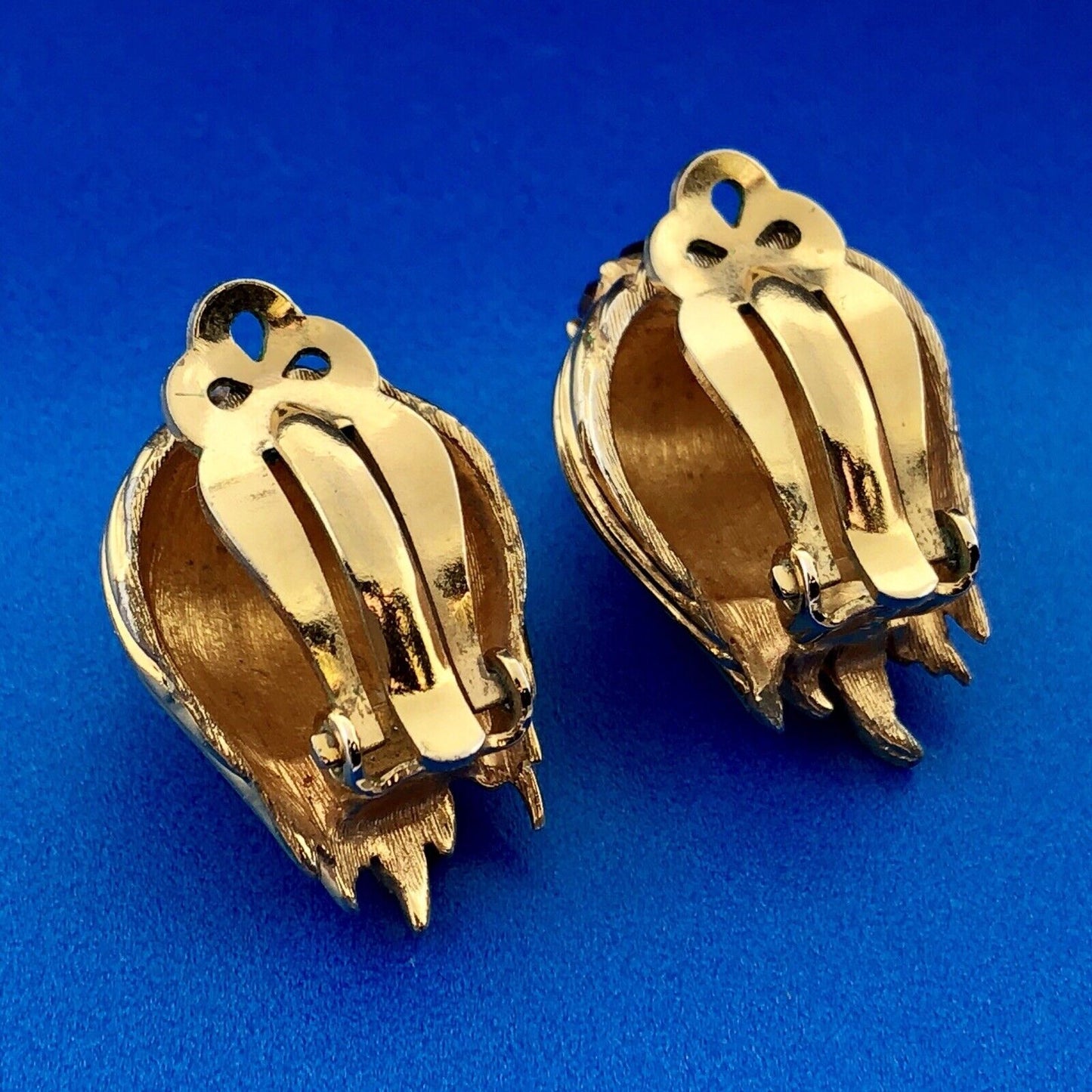 Retro Gold Tone Red White Rhinestone Ribbed Flame Flower Clip Stud Earrings