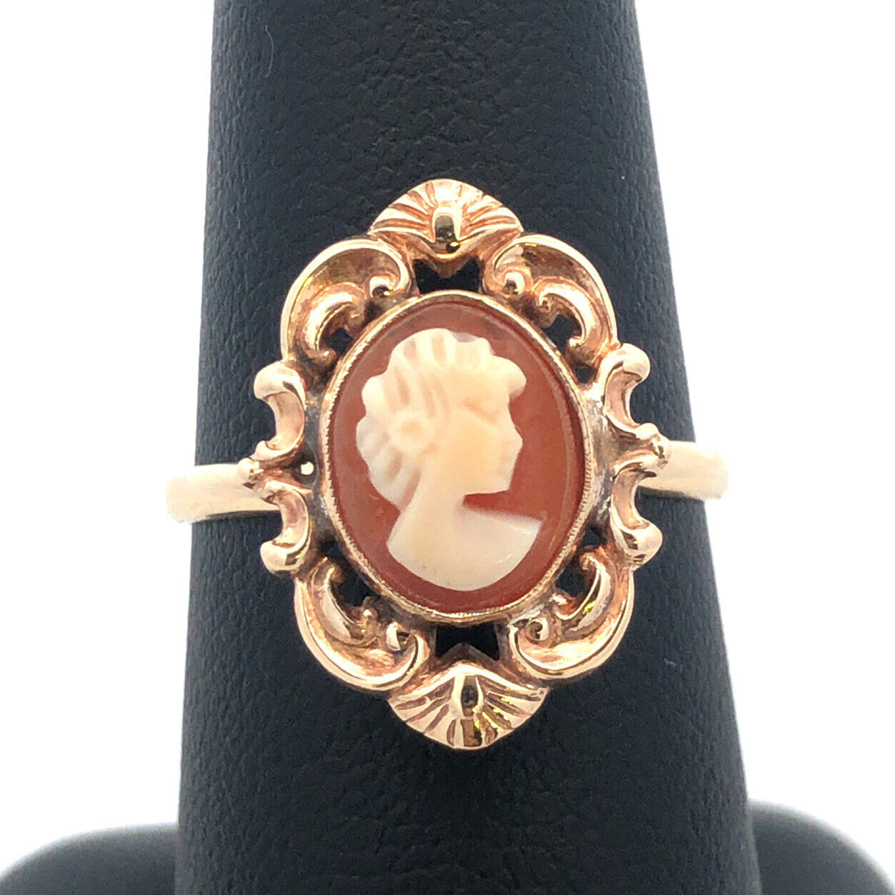 Victorian 10K Yellow Gold Oval Carved Cameo Floral Scroll Statement Ring