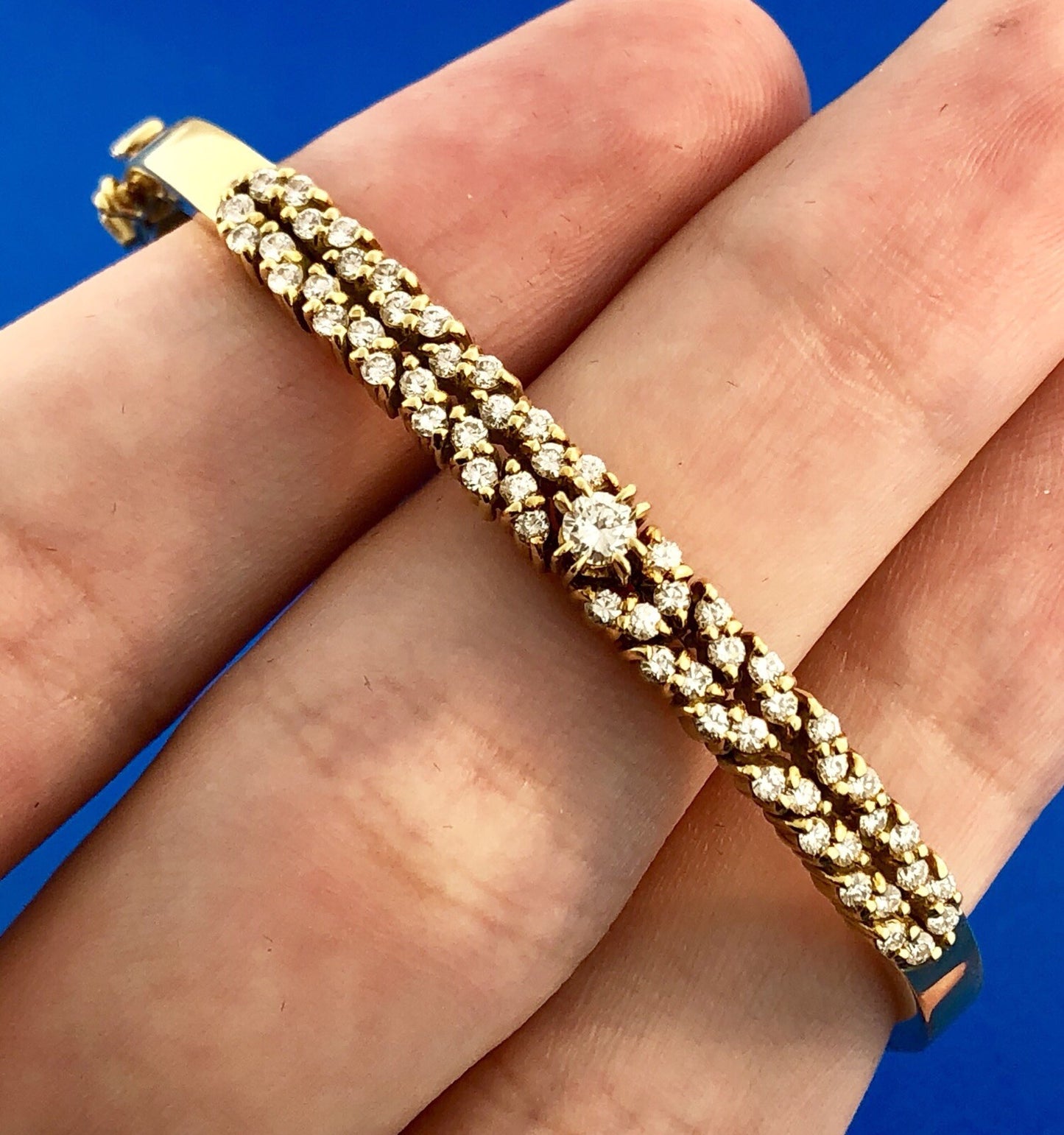 Vintage Designer Elegant 18K Yellow Gold Diamond Hinged Bangle Cuff Bracelet