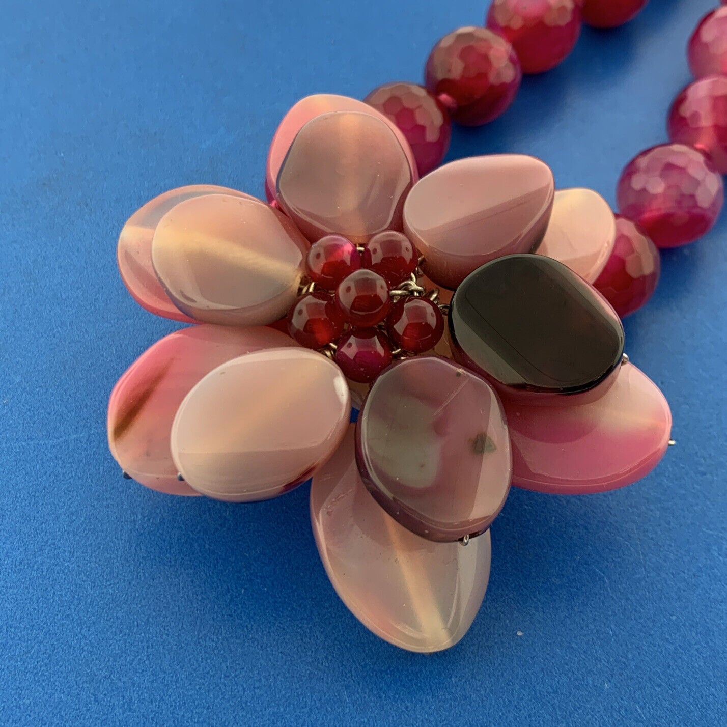 Splendid Amaranth Agate Faceted Bead Flower Statement Haute Couture Necklace
