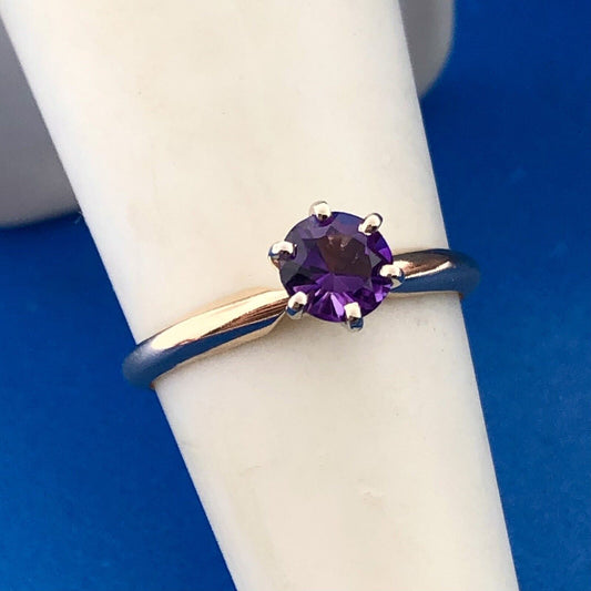 Beautiful 14k Yellow Gold Round Cut Solitaire Amethyst February Ring Size 6.75