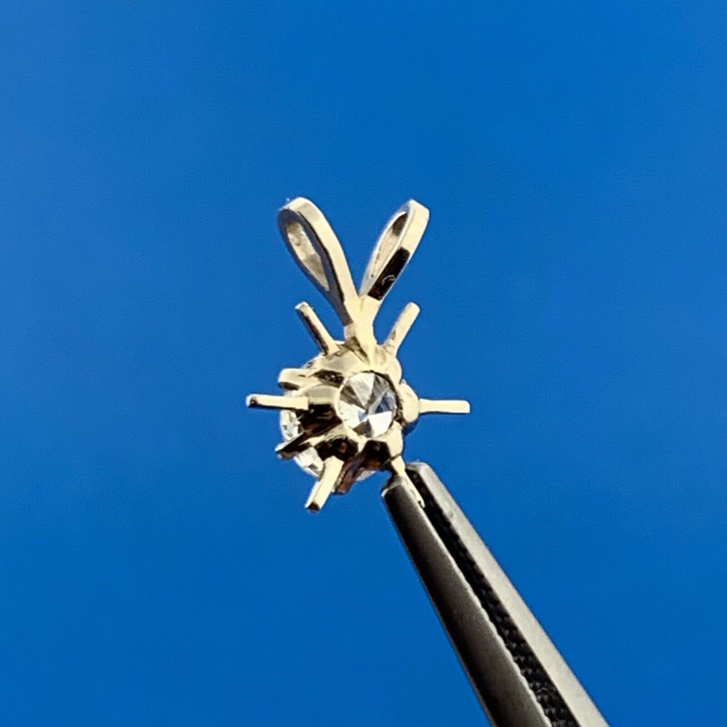 Gorgeous 10k White Gold Round Cut Solitaire Diamond Radiant Star Pendant