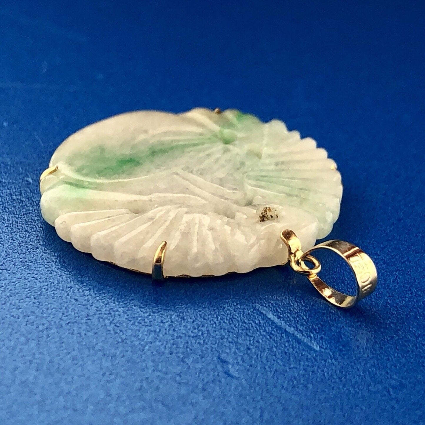 Vintage 18K Yellow Gold Carved White Green Jade Jadeite Oriental Disc Pendant