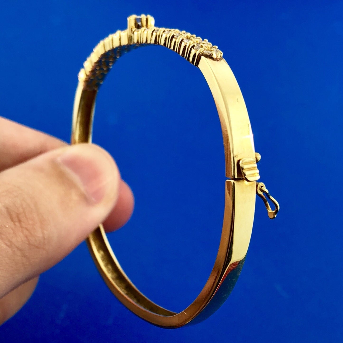 Vintage Designer Elegant 18K Yellow Gold Diamond Hinged Bangle Cuff Bracelet