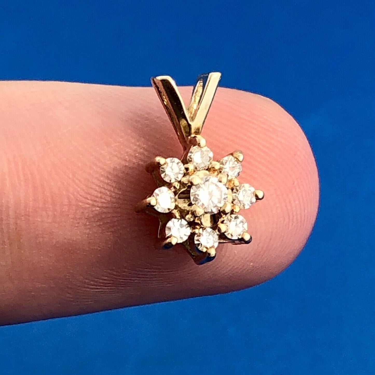 Beautiful 14k Yellow Gold Round Cut Diamond Starburst Cluster Pendant