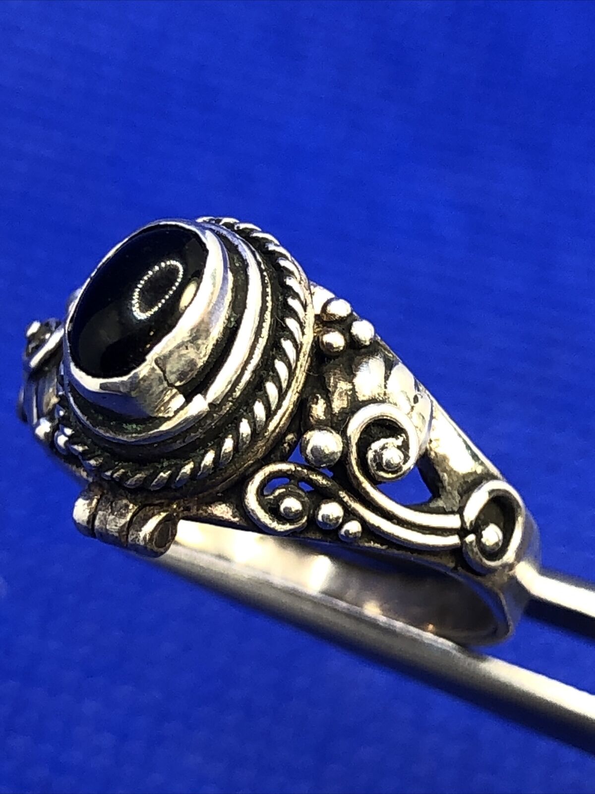 Vintage 925 Sterling Silver Oval Black Onyx Scroll Snuff Pill Box Size 6.5 Ring