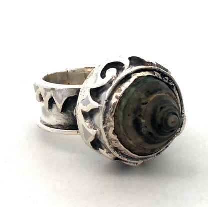 Vintage 925 Sterling Silver Round Grey Spiral Shell Wave Beach Statement Ring
