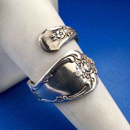 Retro William Rogers Oneida Juliette Pattern Silver Plate Spoon Bypass Ring