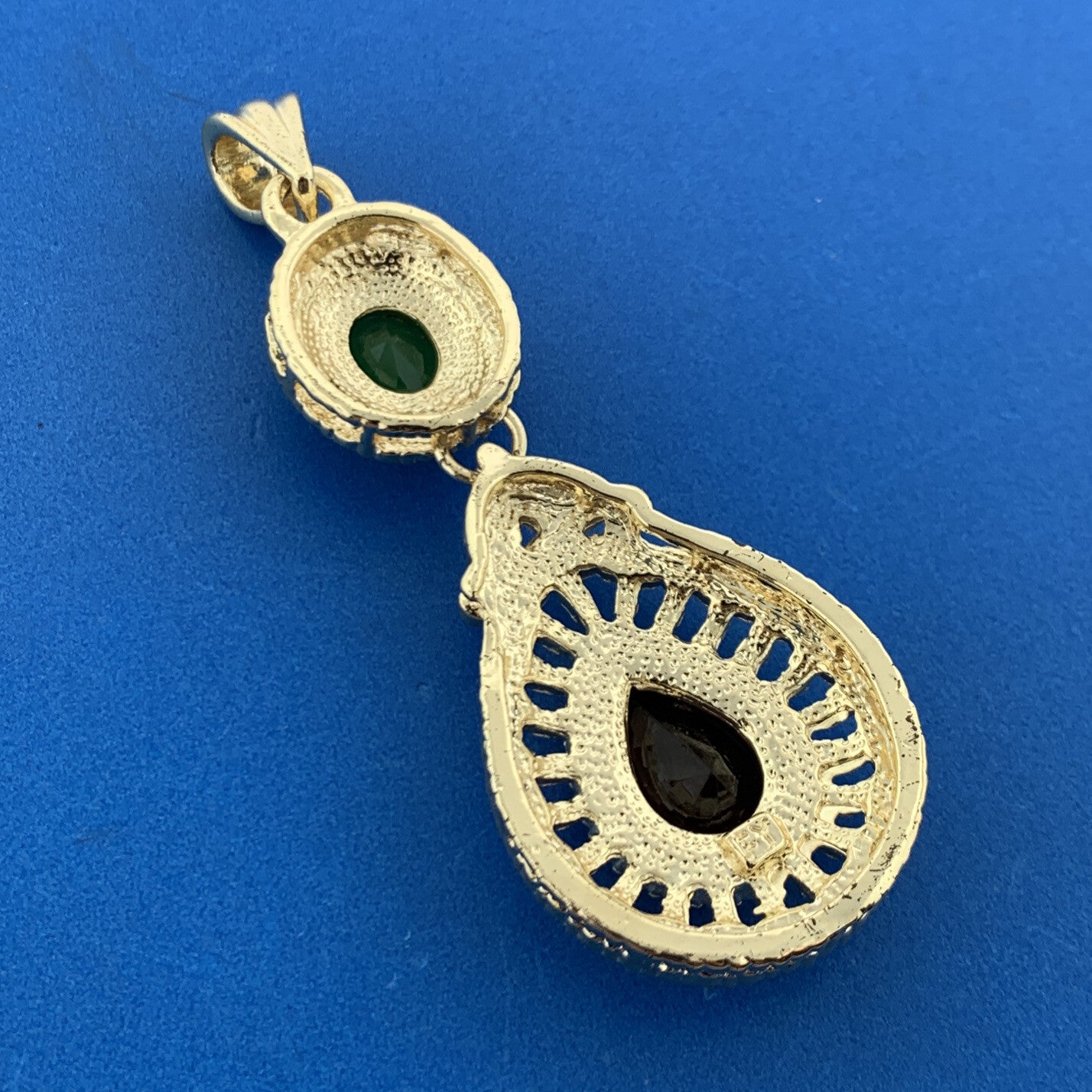 Designer FY Gold Tone Red Green Glass Crystal Rhinestone Pendant Earrings Set