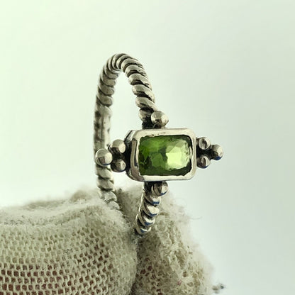 Classic 925 Sterling Silver Peridot Rectangle Bead Work Cable Band Ring