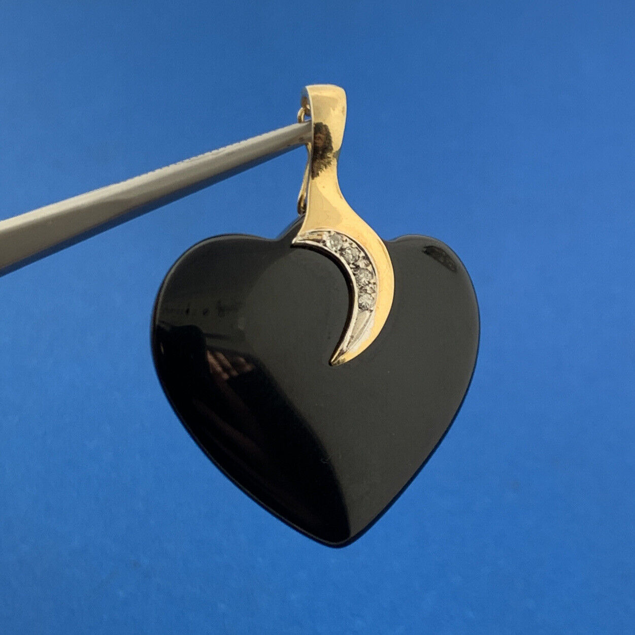 Gorgeous Designer 14k Yellow Gold Black Heart Onyx Round Diamond Accent Pendant