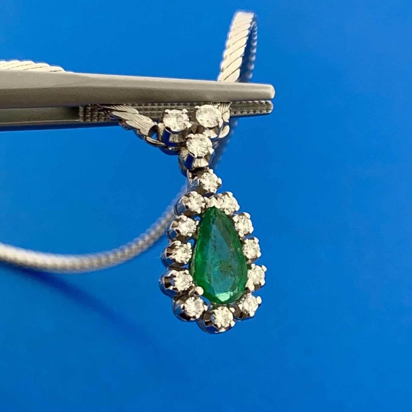 Gorgeous 18k White Gold Pear Cut Emerald Diamond Round Accent 16" Chain Necklace