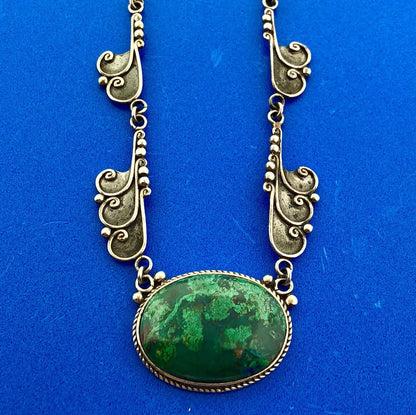 Vintage 925 Sterling Silver Dark Green Maw Sit Sit Oval Cabochon Scroll Necklace