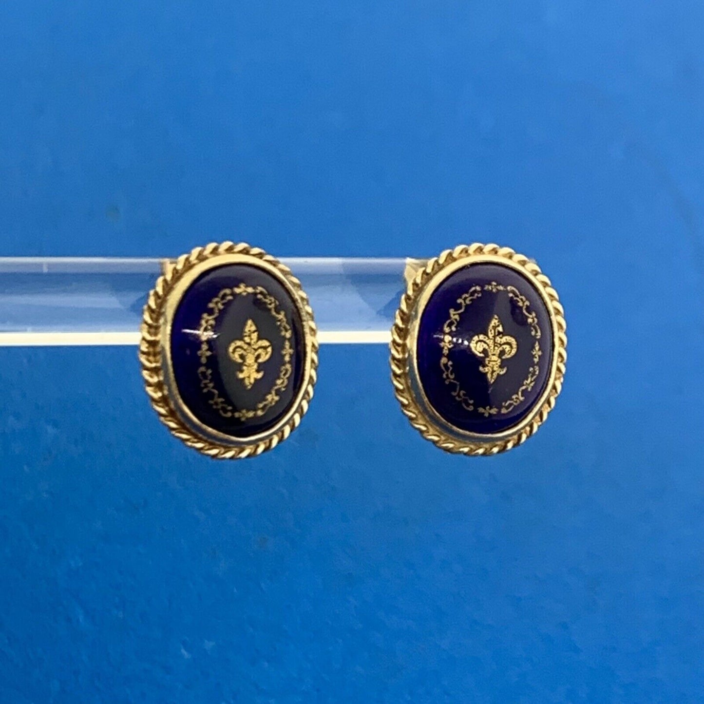 Vintage 14K Yellow Gold Blue Cobalt Gold Etched Fleur De Lis Oval Stud Earrings