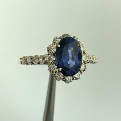 Gorgeous 18k Yellow Gold Oval Cut Sapphire Round Cut Diamond Halo Ring Size 10