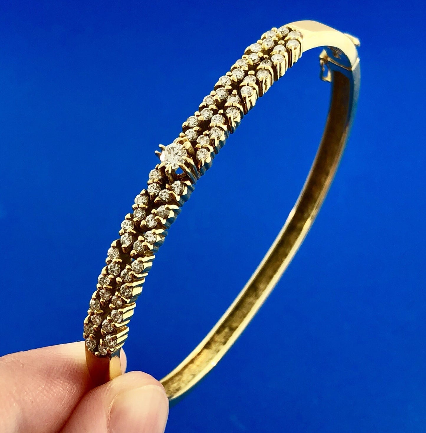 Vintage Designer Elegant 18K Yellow Gold Diamond Hinged Bangle Cuff Bracelet