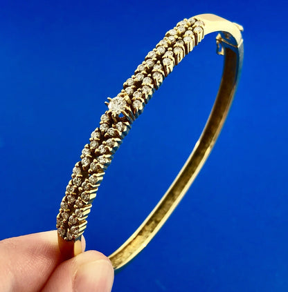 Vintage Designer Elegant 18K Yellow Gold Diamond Hinged Bangle Cuff Bracelet
