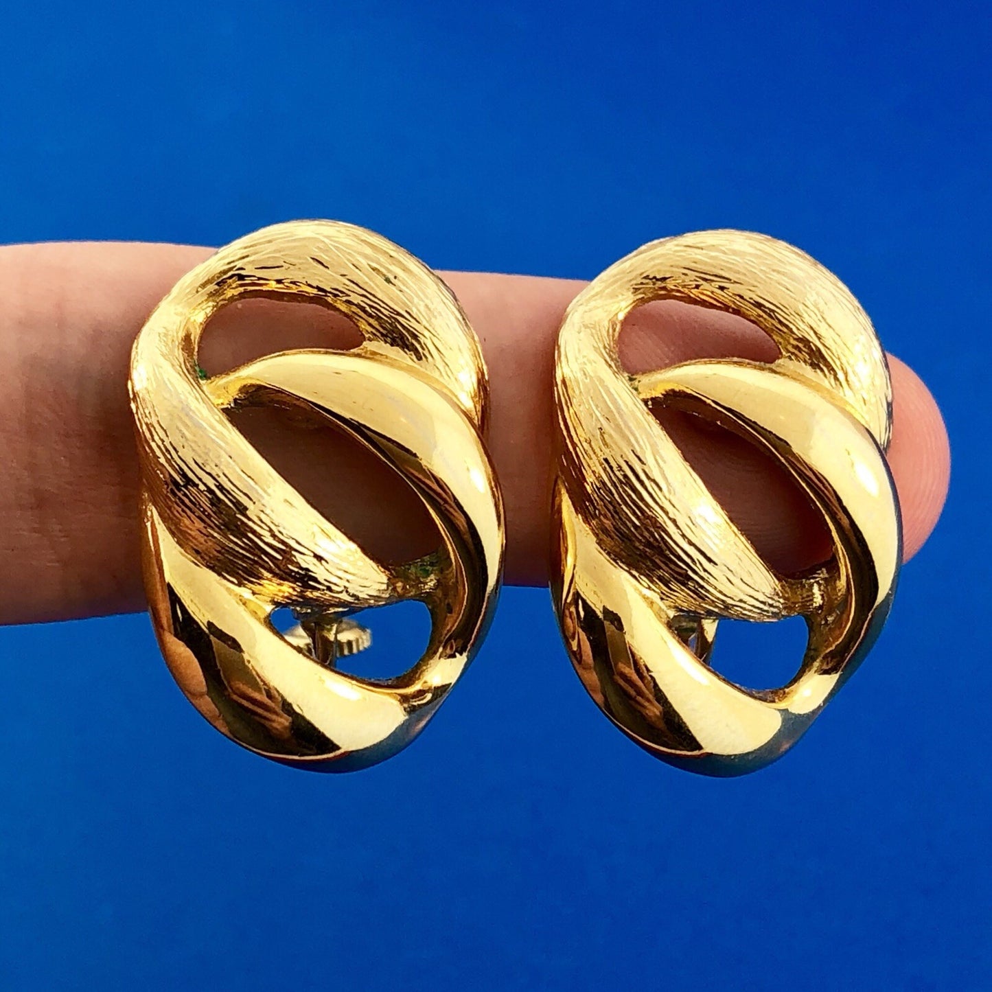Vintage Designer Signed Napier Gold Tone Knotted Fashion Screw Back Earrings