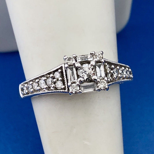 14k White Gold Keepsake Ring with Intricate Diamond Design  Size 7