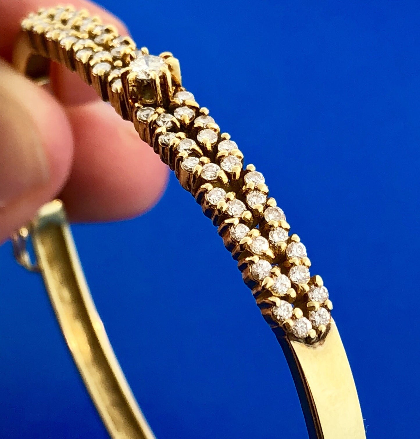 Vintage Designer Elegant 18K Yellow Gold Diamond Hinged Bangle Cuff Bracelet