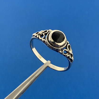 Vintage 925 Sterling Silver Black Onyx Cabochon Floral Openwork Petite Ring