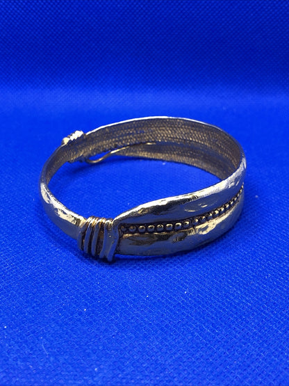 Vintage Runway Ready Gold Tone Textured Cuff Bracelet Clip-On Earrings 3 Pc Set