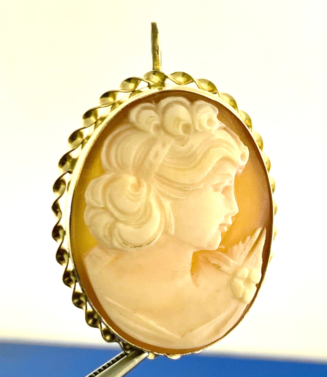 Vintage 14K Yellow Gold Carved Cameo Oval Ribbed Statement Pendant