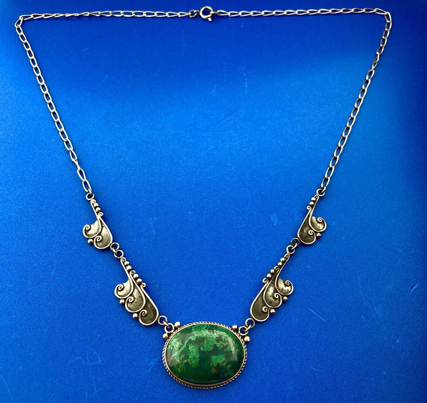 Vintage 925 Sterling Silver Dark Green Maw Sit Sit Oval Cabochon Scroll Necklace