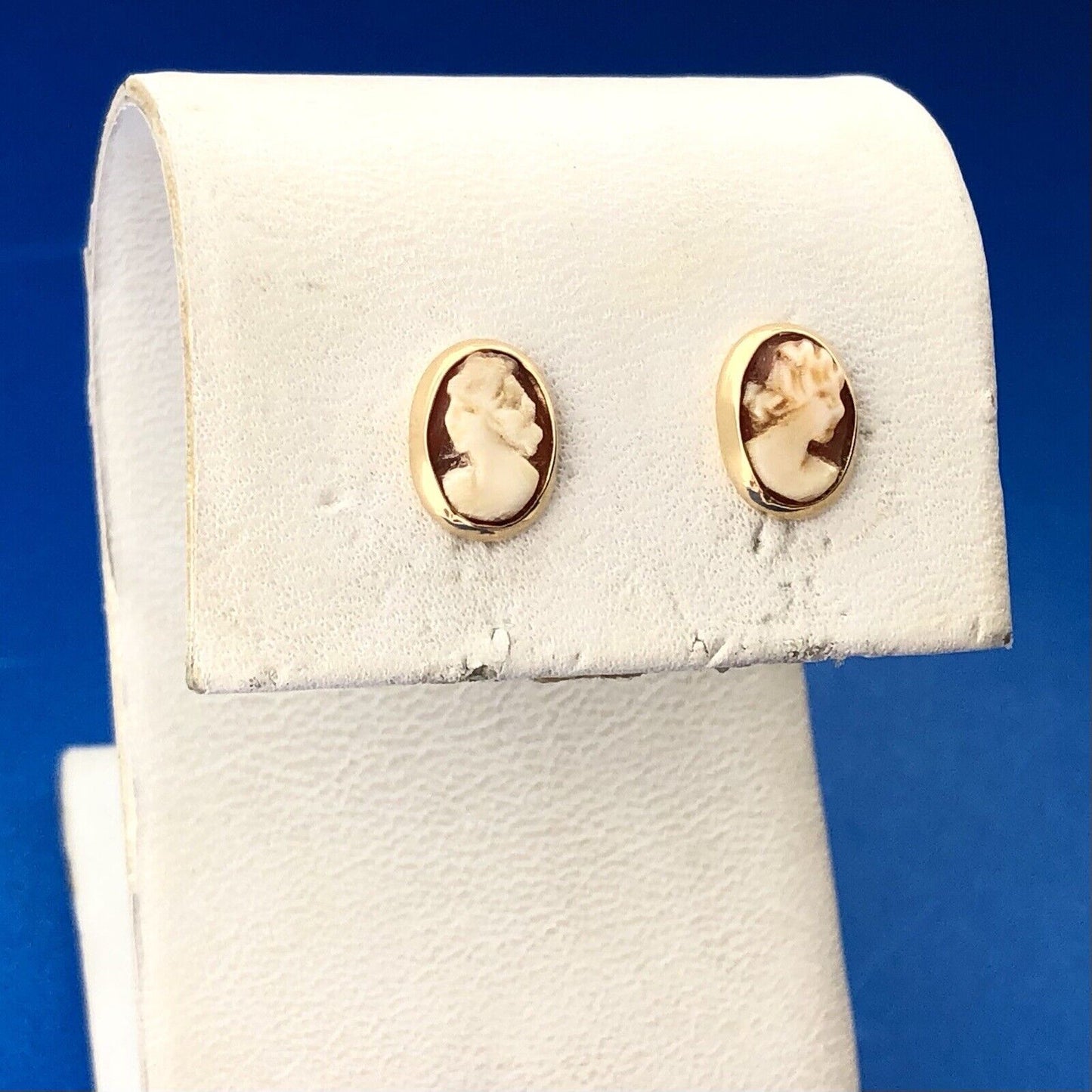Victorian Vintage 14K Yellow Gold Carved Oval Cameo Stud Earrings