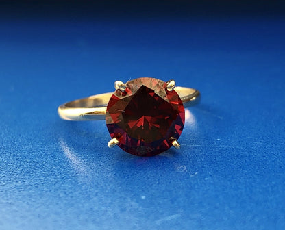 Vintage Designer 14K Yellow Gold Round Red Quartz Solitaire January Ring